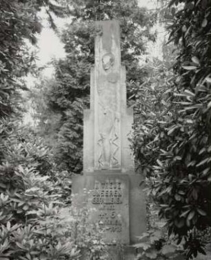 Denkmal des Infanterieregiments 416 : Denkmal des Infanterieregiments 416. Rochlitzer Porphyr (1926). Leipzig, Südfriedhof
