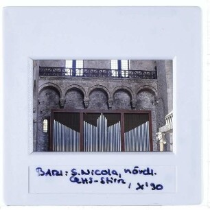 Bari, S. Nicola : Nördliche Querhausstirn, Orgel