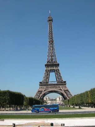 Eiffel-Turm von Osten, davor deutscher Reisebus