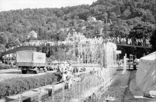 [Freiburg: 85. Deutscher Katholikentag, Gäste auf Stadtgartenbrücke, Vordergrund Springbrunnen am Karlsplatz, Hintergrund Schlossberg]