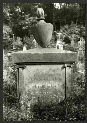 bei Dahn, Grabstein mit Inschrift und Urne, 1825