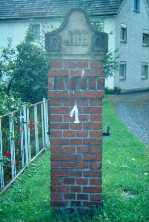 Detail voriges Bild: gemauerter Torpfeiler, Bekrönungsstein mit Initialen