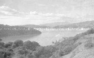Selbstversenkung des Hochseepassagierdampfers "Columbus" am 19. Dezember 1939, Besatzungsangehörige im Internierungslager auf Angel Island, Kalifornien, weiter Blick über das Meer auf Anlegestelle und gegenüberliegende Hügel