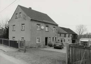 Medingen, Ehemals Dreiseithof : Medingen (Kreis Kamenz), ehemaliger Dreiseithof, Dorfstraße 26, 2. Hälfte 19. Jahrhundert, Straßen- und Hofansicht des Wohnhauses mit Stallanbau