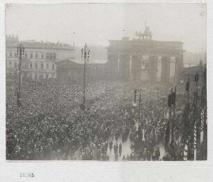 Einzug der heimkehrenden Gardetruppen in Berlin. Die Menschenmenge am Brandenburger Tor