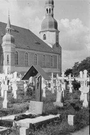 Fronleichnam in Crostwitz. Friedhof. : Swjedźeń Božeho ćěła w Chrósćicach. Pohrjebnišćo.