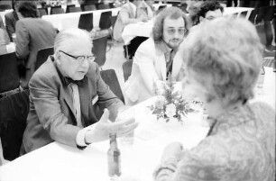 1979 Nobelpreisträgertagung Physik; Gruppen in der Sporthalle: Emilio Segrè am Tisch