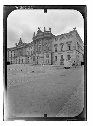 Berlin : August-Bebel-Platz, Kommode