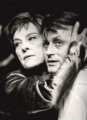 Marianne Hoppe und Helmut Lohner in "Hamlet"