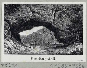 Das Felsentor Kuhstall auf dem Neuen Wildenstein zwischen Schmilka und dem Kirnitzschtal in der Sächsischen Schweiz, von Nordosten, mit Gasthof