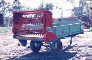 Stalldungstreuer mit querliegenden Streuwalzen