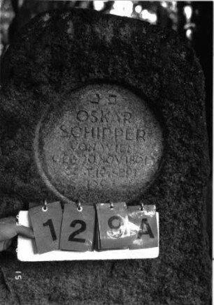 Grabstein 129 (Index: 100105325) Material: Granit Zustand: leicht verwittert Maße HxBxT: 103x58x20 cm Beschreibung: grob stelenhaft behauener Stein, rundes Schriftfeld eingetieft: Grabstein 129A