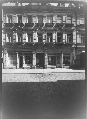 Pirna-Altstadt, Schuhgasse 15. Wohnhaus mit Läden. Straßenfront