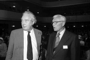 27. Tagung 1977 Chemiker; Sitzreihen im Theater: Sir Derek H. R. Barton, Paul Flory