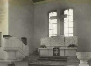 Zwickau-Planitz, Christuskirche, Inneres, Chorraum mit Kanzel, Altar und Taufstein und Glasfenster (1952/53, H. Helas)