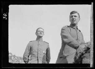 Major Rittmann, Leutnant Hans vor dem "Augsburger Haus" bei Thélus (Dep. Pas-de-Calais, Frankreich)