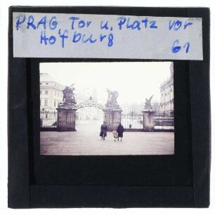 Prag, Hradschin (Burg) : Blick auf das Westtor vor dem Hradschiner-Platz