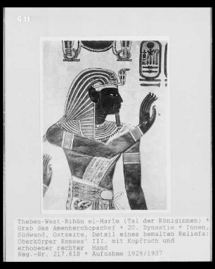 Ramses 3. mit Kopftuch und erhobener rechter Hand