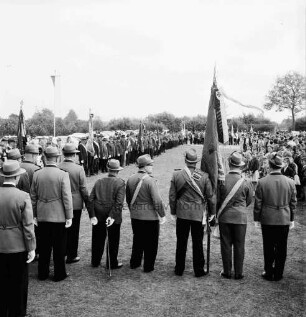 Volks- und Schützenfest: Schützenverein Klein Wesenberg und Umgebung von 1919 e.V.: Aufmarsch der Schützenvereine auf Festwiese "Wesenberger Tannen"