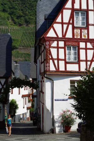 Deutschland. Rheinland Pfalz. Puenderich. Puenderich. Mosel. Gasse mit typischem Fachwerkhaus