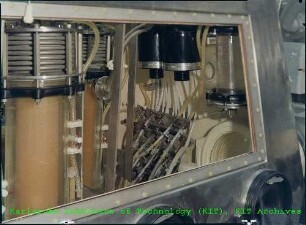Unbekannter Versuchsaufbau in einer Glovebox der Firma Alpha-Chemie und Metallurgie (ALKEM)