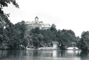 Schönfels (Lichtentanne-Schönfels). Blick über den Schloßteich zur Burg Schönfels