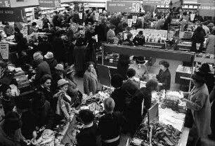 Freiburg: Winterschlussverkauf. Publikum am Ausverkaufstand Oberpaur, Kaiser-Joseph-Str. 208/212