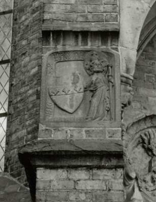 Relief mit Jacobus dem Älteren und Wappen