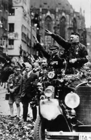 Hitler nimmt auf dem Parteitag der NSDAP den Vorbeimarsch ab