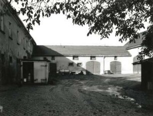 Pulsnitz, August-Bebel-Straße 22. Dreiseithof (bezeichnet 1883). Hof mit Stallgebäude