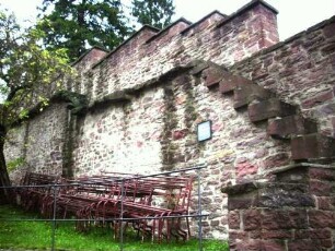 Kirchhofmauer im Süden mit Steintreppe zu den Konsolsteinen und der Steinbrüstung des Wehrgangs