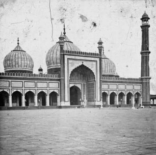 Delhi, Indien. Jama Masjid (Masjid-i Jahan Numa, "Freitagsmoschee") (1644-1658; Shah Jahan). Hofseite mit Osttor und nördlichem Minarett