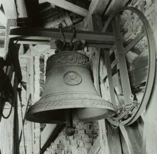 Glocke der Dorfkirche Pritzen : Glocke (Guß von Hadank und Sohn, Hoyerswerda) und Holzkonstruktion der Aufhängung. Dorfkirche Pritzen