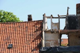 Altstadtsanierung in Halberstadt : Bei alliierten Bombenangriffen wurde die Fachwerkstadt am nördlichen Harzrand am 8. April 1945 zu 82 Prozent zerstört. Erst nach 1990 wurde die Innenstadt wieder aufgebaut, wurden viele alte Häuser saniert. Bild: desolater Dachgiebel (rechts) und altes Ziegeldach. Aufgenommen in Halberstadt im Mai 2008