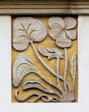 Relief mit floralem Motiv