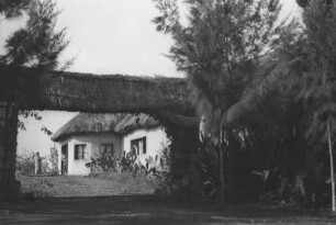 Hauseingang bei Küstermann : Blick durch einen Torbogen auf das Wohnhaus der Familie Küstermann