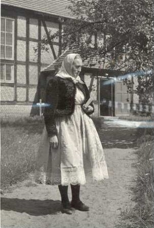 Kirchgangstracht aus Dissen : Kleidung - niedersorbische Tracht. Ort: Dešno / Dissen. Niedersorbische Kirchgangstracht (neuere).