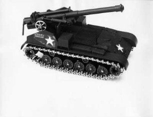 Militärisches Kinderspielzeug. Hier ein Modell einer amerikanischen Selbstfahrlafette M 107. Spielzeug für eventuelle spätere Opfer