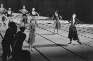 Szenenbilder aus "Erfindung der Liebe", Ballettabend mit Ludwig van Beethovens "Die Geschöpfe des Prometheus" und einer Tanzausdeutung von Antonio Vivaldis "Die Jahreszeiten". Komische Oper Berlin, 16.07.1976