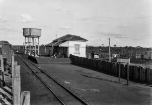 Eisenbahnstation : Die kleine Station Pedro Celestino an einer Eisenbahnstrecke.