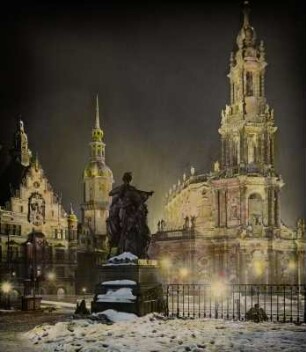 Dresden-Altstadt, Schloßplatz am Abend. Blick von der Freitreppe der Brühlschen Terrasse über Figurengruppe "Der Morgen" (1871; Johannes Schilling) zu Georgentor, Hausmannsturm des Residenzschlosses und Katholischer Hofkirche