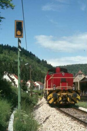 Hettingen V-Lok HzL Übergabezug Bahnübergangsignal