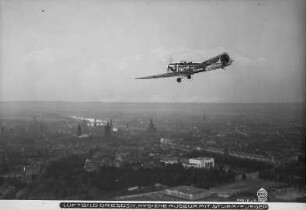 Dresden: Altstadt von Südsüdost. Luftbild-Schrägaufnahme mit Sportflugzeug Klemm L-30 (Leichtflugzeugbau Klemm, Böblingen) der SA-Fliegersturm-Staffel (Reklameflug für Sturm-Zigarettenfabrik Arthur Dreßler Dresden)