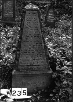 Grabstein 235 (Index: 99897765) Maße HxBxT: 99x38x28 cm Beschreibung: Sockel: Grabstein 235