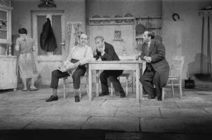 Szenenbilder aus "Wehe dem, der träumt" (Le voci di dentro) von Eduardo de Filippo. Kammerspiele (Deutsches Theater) Berlin, 10.06.1958 : Mit Margarete Körting, Rudolf Wessely als Alberto Saporito, Amy Frank als Rosa, Lilly Schmuck als Maria, Walter Lendrich als Carlo, Werner Pledath, Antje Ruge, Heinz Voss, Ulrich Thein als Luigi, Fritz Links als Portier Michele u. a.