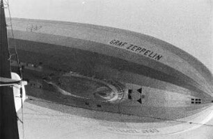 Reisefotos Brasilien. Luftschiff "Graf Zeppelin" (LZ 127) über dem Passagierschiff Monte Rosa. Teilansicht mit Namen und olympischen Ringen