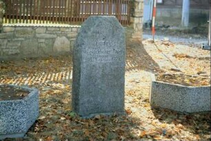 Gedenkstein für "glücklichesten Tag 1829" auf dem Dorfplatz; 1829 kaufte Dörnfeld das Gut derer von Röder und konnten sich dadurch von der Fron befreien