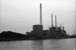 Rheinau/Altrip: Blick vom Schiff, Industriewerk
