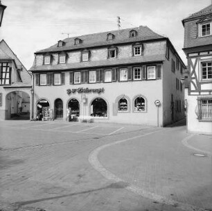 Geisenheim, Bischof-Blum-Platz 9