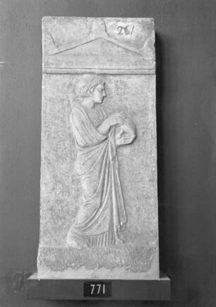 Grabstele mit Mädchen und Vogel